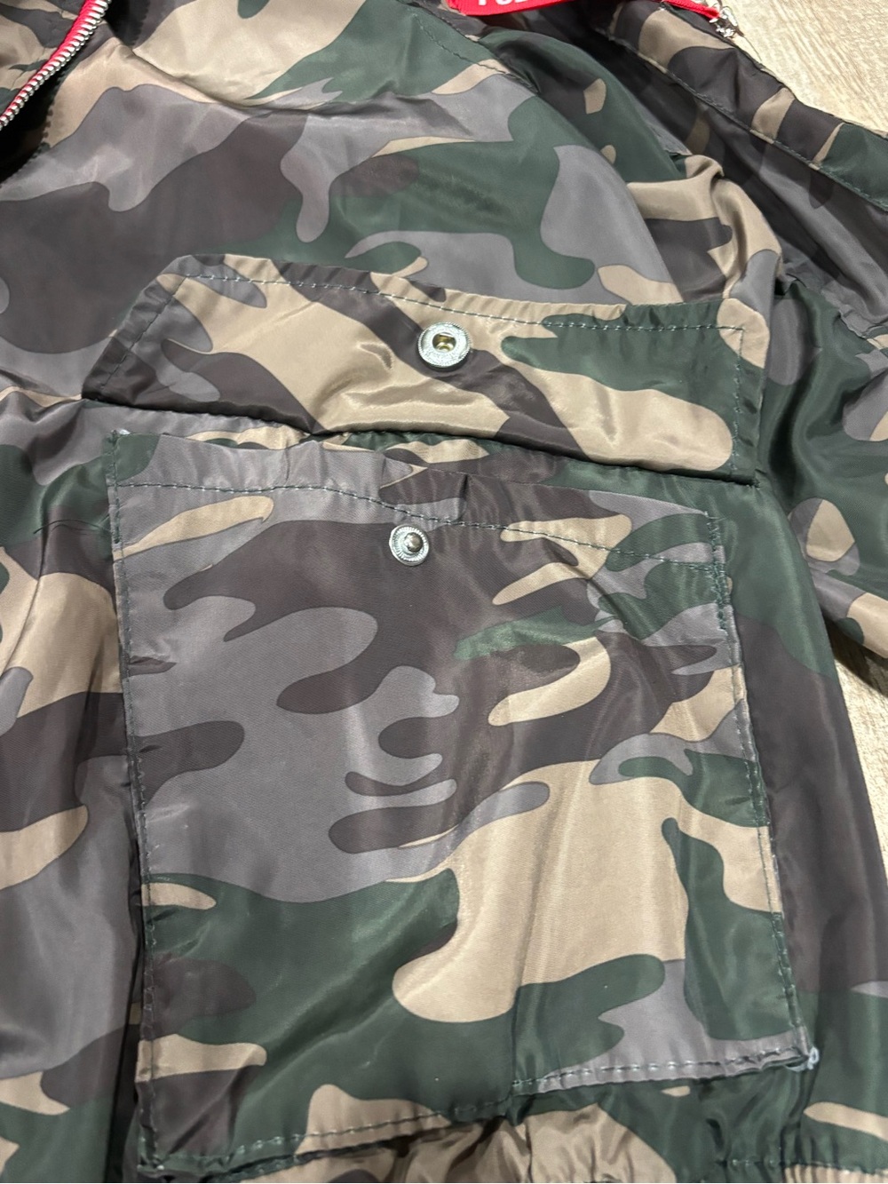 Women’s Green Camo Bomber Jacket with Red Zipper Size Medium - Picture 9 of 12